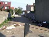 [The footpath between Chichester Road and Winchester Road (03/09/2004).]