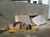 [The footpath between Chichester Road and Winchester Road (3/5/2006).]